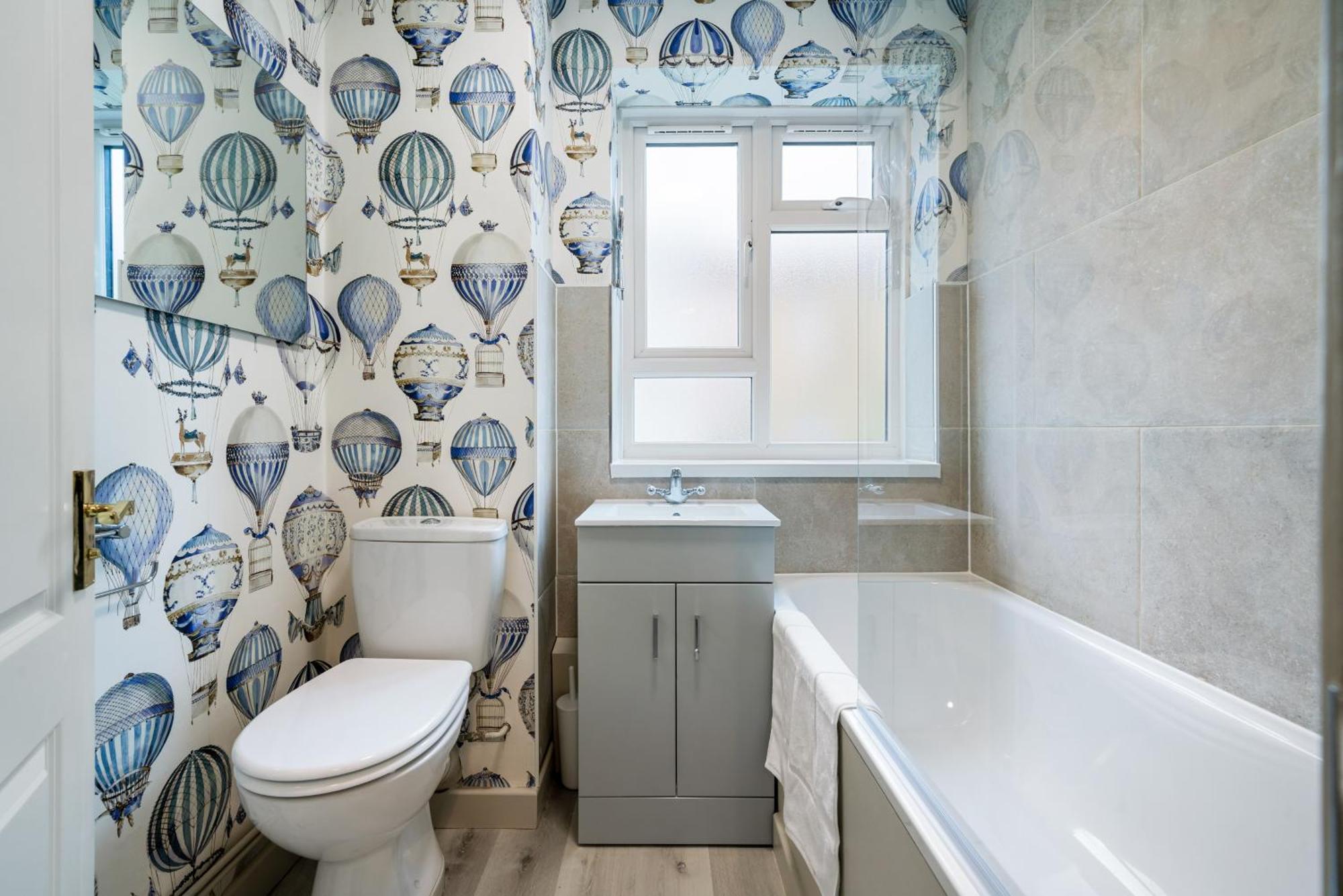 Bright & Cosy Gem ~ Battersea Park View ~ King Bed Apartment Лондон Екстериор снимка